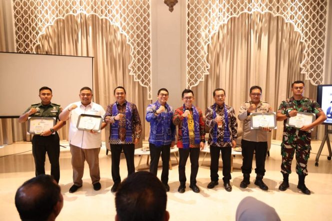 
					Ket. Para pemenang TIA 2025 kategori masyarakat berfoto bersama Bupati Andi Rudi Latif dan pejabat LAN RI usai menerima penghargaan atas inovasi yang mereka kembangkan. (Foto: Dok. MC Tanah Bumbu)