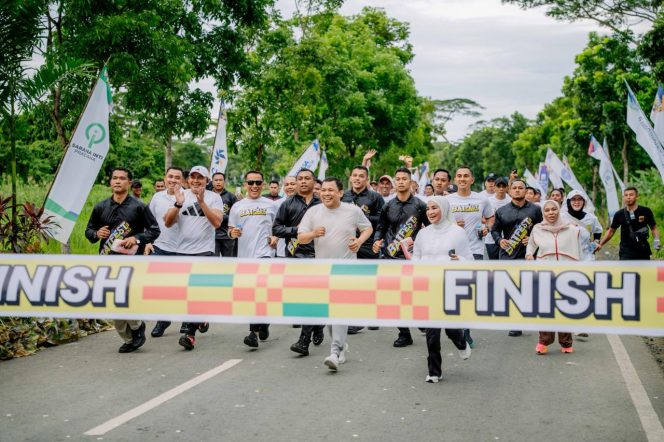 
					Ket. Jajaran pimpinan Jhonlin Group dan tokoh masyarakat lainnya, tampak bersemangat saat mengikuti barisan terdepan dalam acara Jalan Santai Batfest 2025 di Batulicin, Minggu (28/12/2025). Foto.Istimewa