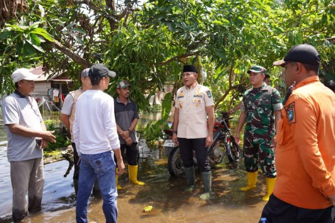 
					Ket. Bupati tala meninjau langsung banjir bersama Dandim kodim 1009. Foto.istimewa