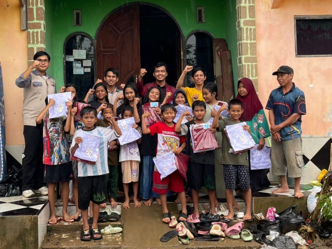 
					Ket.Penanggung Jawab Kegiatan, Makmur Batara Bakti saat menyerahkan bantuan ke korban banjir di Kab.Balangan. foto Istimewa