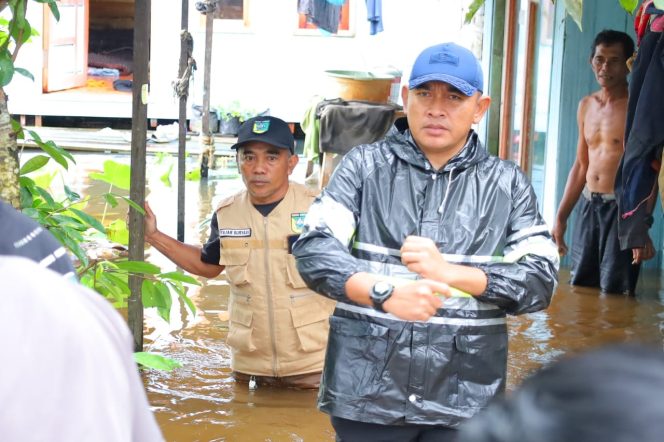 
					Ket.Bupati Tanah Laut, H.Rahmat Trianto Saat meninjau langsung sejumlah titik penyumbatan aliran air.Foto.Istimewa