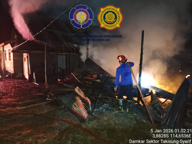 
					Ket. Lokasi kebakaran 
Gunung Makmur, Kecamatan Takisung, Kabupaten Tanah Laut, Senin (5/1/2026) dini hari.Foto Humas satpol pp