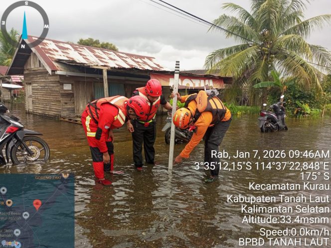 
					Ket. Anggota BPBD Tanah Laut saat meninjau lokasi banjir di kabupaten tanah laut. Foto Istimewa