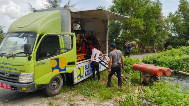 
					Ket. Proses instalasi untuk penyedotan air banjir bermula di kec kurau, Tanah laut . Foto.istimewa