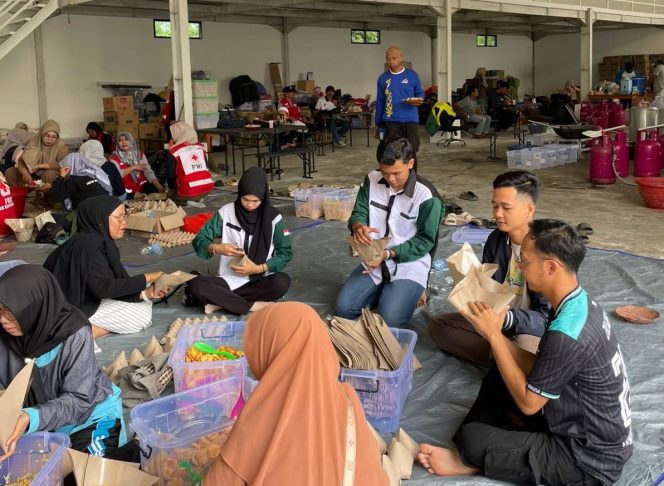 
					Ket. HMI Cabang P Tanah Laut, saat membantu di posko induk untuk korban banjir. Foto Istimewa