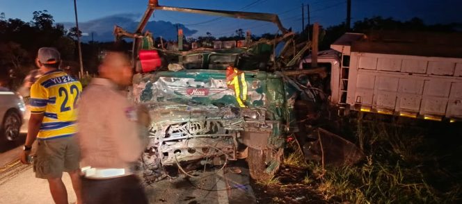 
					Kondisi kendaraan yang terlibat kecelakaan beruntun di Jalan A. Yani, Desa Jilatan, Kecamatan Batu Ampar, Senin (12/1/2026). Peristiwa yang melibatkan tiga unit truk ini mengakibatkan dua orang meninggal dunia. (Foto: Dokumentasi Polres Tanah Laut)