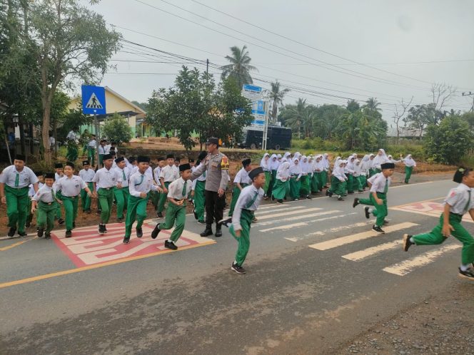 
					Ket.Polsek Batu Ampar, Polres Tanah Laut saat melaksanakan kegiatan pengamanan jalan.Foto Humaspolrestala