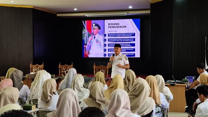 
					Ket.Bupati Tanah Laut, H.Rahmat Trianto saat melakukan pengarahan. Foto Ali