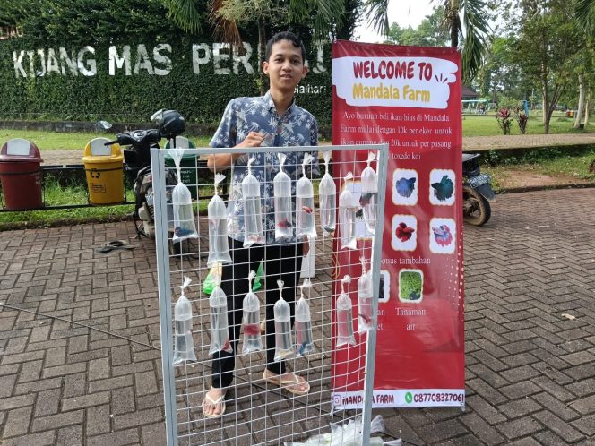 
					Ket. Rama Seorang Mahasiswa Politala Saat Berjualan Ikan Cupang. Foto Rama