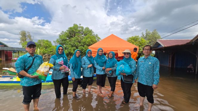 
					Ket.TP PKK TALA berinteraksi dan menyerahkan bantuan logistik kepada warga dan anak-anak terdampak banjir di Kecamatan Kurau. Foto.istimewa