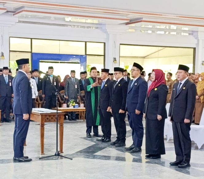 
					Ket.  Bupati Tanah Laut, H. Rahmat Trianto, melantik lima Pejabat Pimpinan Tinggi Pratama di Balairung Tuntung Pandang. Foto. Istimewa