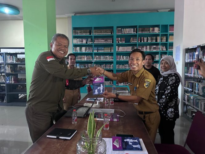 
					Ket. Ikatan Penulis Tanah Laut saat melakukan rapat dengan Dispusip Tanah Laut. Foto Istimewa