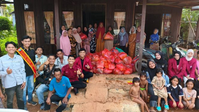 
					Ket.Para Mahasiswa Politala saat Menyerahkan bantuan ke kecamatan kurau untuk korban terdampak banjir. Foto Istimewa