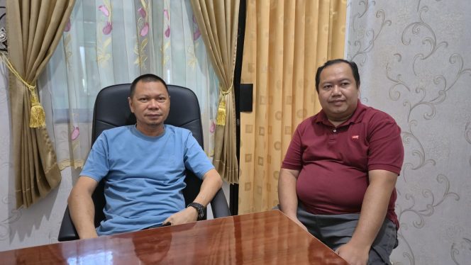 
					Ket. Latif Kamarudin (mengenakan Baju Biru) dan Firman Setia (Mengenakan Baju Merah) saat di wawancarai oleh Media. Foto ALI