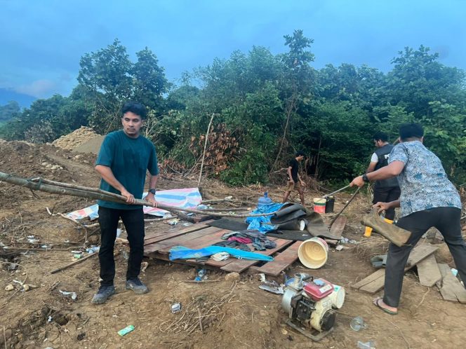 
					Ket.SITA BARANG BUKTI. Petugas mengamankan sejumlah peralatan tambang ilegal berupa mesin alkon, selang, dan karpet penyaring emas hasil penggerebekan di Desa Pemalongan, Kamis (22/1/2026). Foto Humaspolrestala 