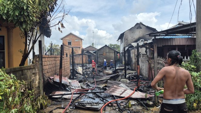 
					Ket.Zazuli, meninjau langsung lokasi kebakaran.Jalan Niaga . Foto istimewa 