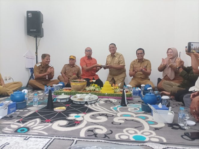 
					Ket. Perwakilan Wartawan dari PWI simbolis tumpeng ke Wabup Tala. Foto.Syaiful