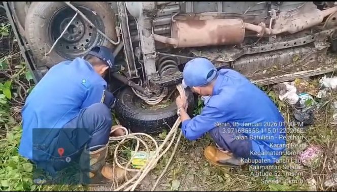 
					Ket. Damkar Tala saat meninjau lokasi minibus yang terbalik.Foto Humas satpol pp.