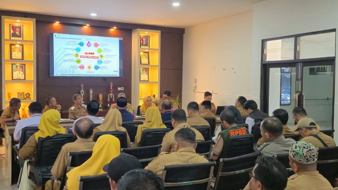 
					Ket.Kepala Dinsos Tanah Laut, Eko Trianto saat memimpin Forum Konsultasi Publik di Pelaihari, Senin (23/2/2026). Foto.Ariyani