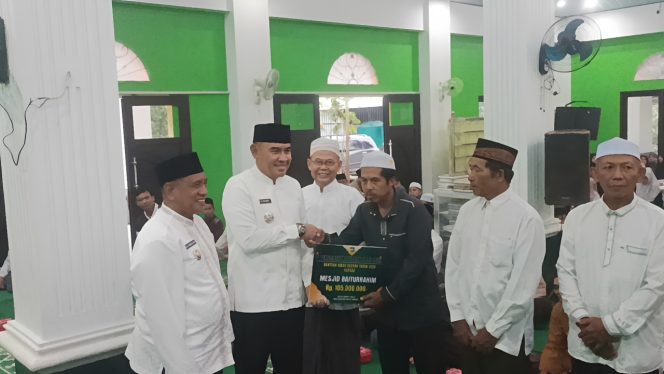 
					Ket.Bupati Tanah Laut menyerahkan bantuan secara simbolis dalam kegiatan Safari Ramadhan 1447 H di Masjid Al Muhajirin, Batu Ampar. Foto.Syaiful