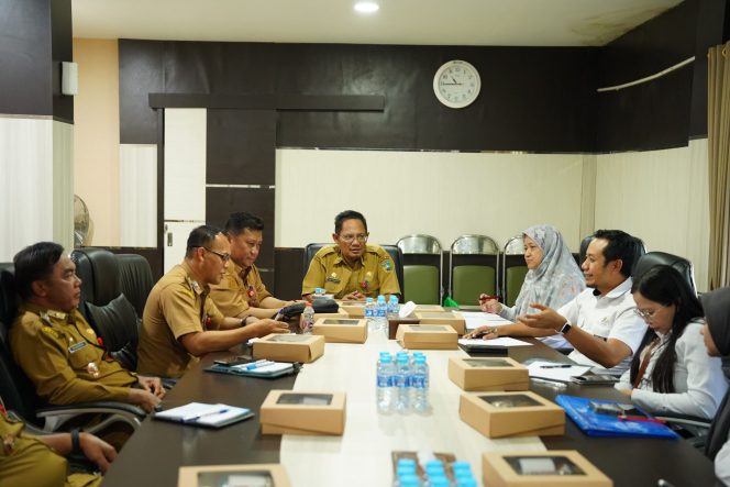 
					ket.Asisten III Bidang Administrasi Umum Setda Tanah Laut, Drs. Rudi Ismanto, M.Si (tengah), memimpin rapat koordinasi Pemeriksaan Interim LKPD TA 2025 bersama tim BPK RI di Ruang Rapat Wakil Bupati Tanah Laut, Pelaihari, Senin (02/02/2026). (foto.MC Tala)
