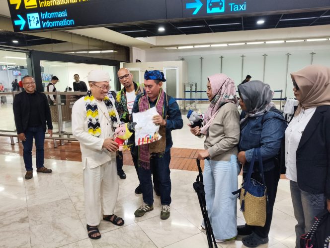 
					Ket.Ketua PWI Kalsel, Zainal Helmi (kanan) berbincang akrab dengan Kepala Dinas Pertanian Provinsi Banten, Dr. Ir. H. Agus M Tauchid S, MSi (kiri) setibanya di Bandara Soekarno-Hatta, Jumat (6/2). Foto istimewa 
