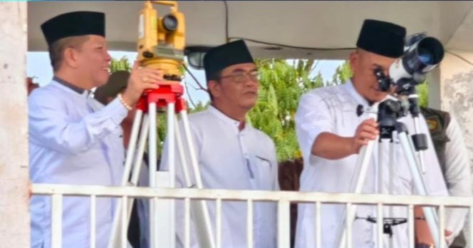 
					Ket. Sekretaris Daerah Tanah Laut, Ismail Fahmi , didampingi Kepala Kantor Kemenag Tanah Laut, M. Khairuddin, saat melakukan pengamatan hilal menggunakan teleskop di pesisir Pantai Takisung, Selasa (17/2/2026). Foto.Istimewa
