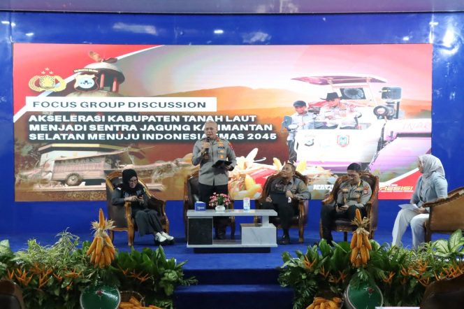 
					Ket.Kapolda Kalimantan Selatan, Irjen Pol Dr. Rosyanto Yudha Hermawan (tengah), memberikan arahan dalam Focus Group Discussion (FGD) mengenai percepatan Kabupaten Tanah Laut sebagai sentra jagung menuju Indonesia Emas 2045 di Gedung Balairung Pelaihari, Jumat (20/2). Foto .Humas Polres Tala