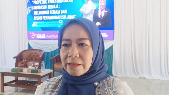 
					Ket.Kepala Dinas P3AP2KB Kabupaten Tanah Laut, Maria Ulfah, saat memberikan keterangan pers usai kegiatan Seminar Prophetic Parenting Remaja di Aula Hutan Jati, Kamis (5/2/2026). Foto syaiful