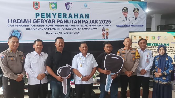 
					Ket. Sesi foto bersama Wakil bupati tala bersama penerima hadiah gebyar pajak 2025 di kantor Samsat UPPD Pelaihari. Foto.syaiful