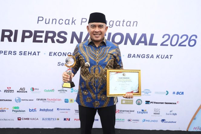 
					Ket.Bupati Tala mendapatkan penghargaan dari PWI di Acara HPN 2026,Banten. Foto istimewa 