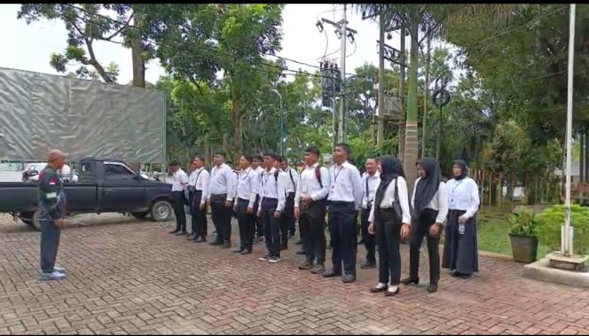 
					Ket.kegiatan tes wawancara untuk pendaftaran Damkar dimulai para peserta berbaris. Foto Syaiful