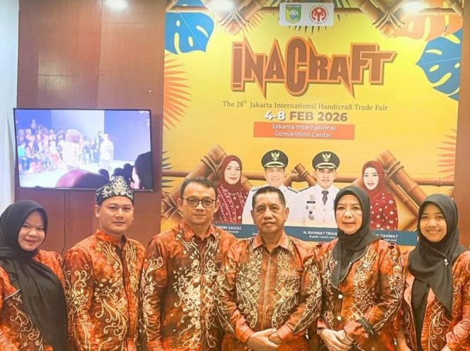 
					ket.Wakil Bupati Tanah Laut, H. Muhammad Zazuli, bersama Wakil Ketua Dekranasda Tanah Laut, Hj. Wiwi Yuly Sasmita Zazuli, saat meninjau dan mempromosikan produk anyaman purun serta kain sasirangan unggulan IKM Tanah Laut di ajang INACRAFT 2026, JICC Jakarta, Rabu (04/02/2026). foto.Mc tala