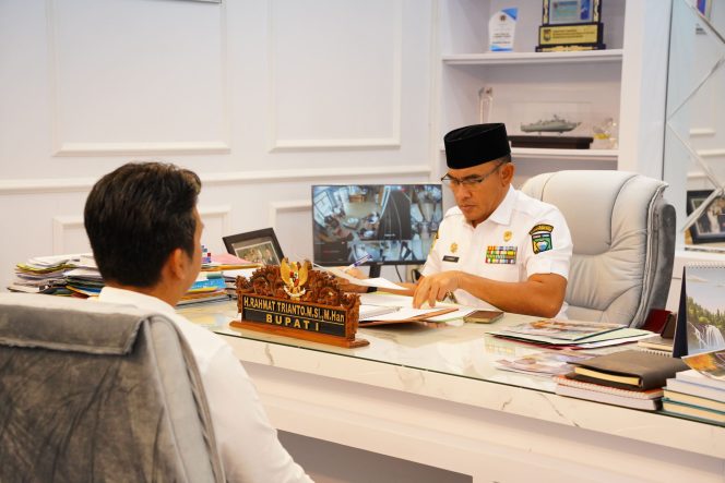 
					Ket.Bupati Tanah Laut saat memberikan pertanyaan dalam tahapan wawancara seleksi calon Direksi PT Air Minum Berkah Banua (Perseroda) di Kantor Bupati Tanah Laut. Kegiatan ini merupakan bagian dari komitmen daerah untuk memilih pemimpin BUMD yang kompeten. Foto.Ist