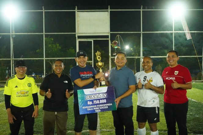 
					Ket.Bupati Tanah Laut H. Rahmat Trianto bersama jajaran Forkopimda saat menghadiri turnamen persahabatan Forkopimda Soccer di Lapangan Hasan Basri Pelaihari. Foto.Ist