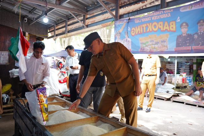 
					Ket.Bupati Tanah Laut, H. Rahmat Trianto, saat melakukan inspeksi mendadak ke Pasar Pelaihari. Foto.Ist