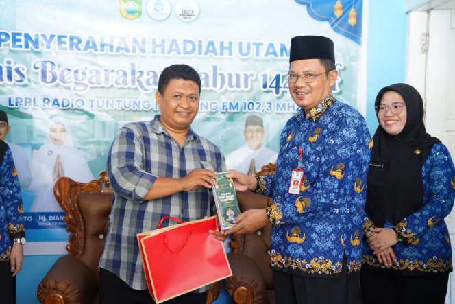 
					Ket.Penyerahan hadiah utama dan bingkisan menarik diserahkan langsung oleh Asisten Bidang Administrasi Umum Setda Tanah Laut, Drs. H. Rudi Ismanto, M.Si., kepada perwakilan pemenang di Kantor Radio Tuntung Pandang. Foto.Ist