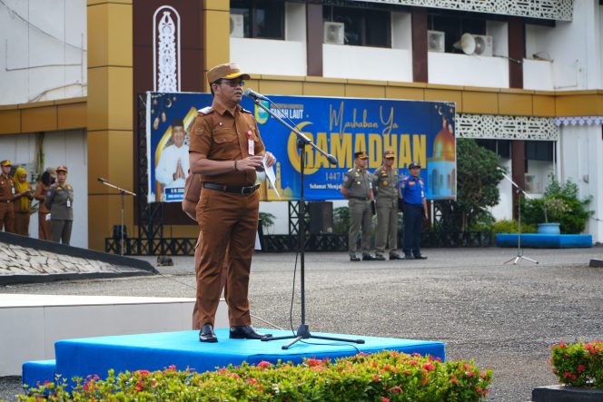 
					Ket.Sekretaris Daerah Kab. Tanah Laut, Ismail Fahmi, memimpin Apel Kerja Gabungan lingkup Pemkab Tanah Laut. Foto.Ist