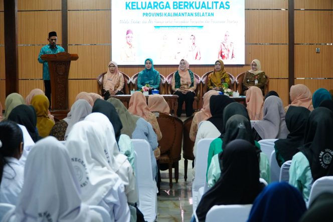 
					Ket.Gerakan Aksi Remaja Keluarga Berkualitas di Pelaihari. Kegiatan yang berkolaborasi dengan DWP Tanah Laut untuk mengedukasi generasi muda mengenai pencegahan stunting dan pola hidup sehat. Foto.Ist