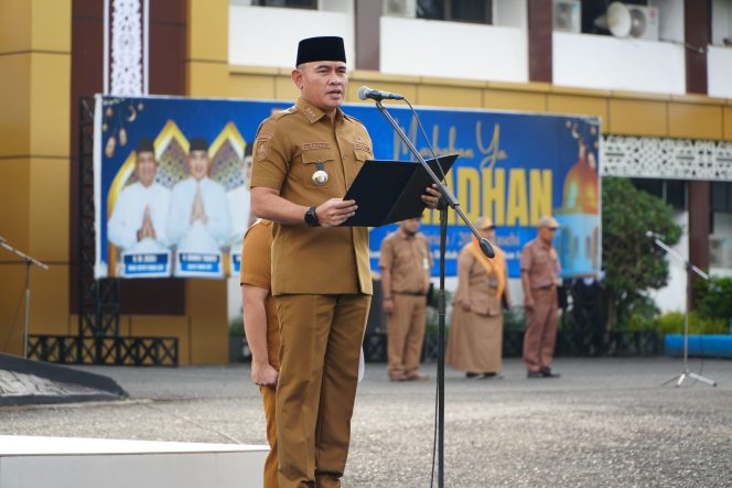 
					Ket.Bupati Tanah Laut, H. Rahmat Trianto, saat menyampaikan amanat pada Apel Gabungan menjelang libur Hari Raya Idulfitri 1447 Hijriah, di Pelaihari. Foto.Ist