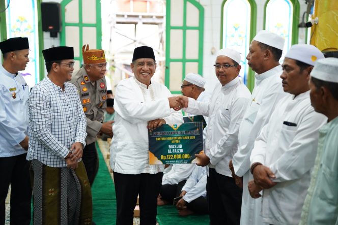
					Ket.Suasana kegiatan Safari Ramadan Pemerintah Kabupaten Tanah Laut di Masjid Shiratul Jannah, Desa Kurau Utara, Kecamatan Bumi Makmur. Foto.Ist
