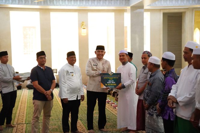 
					Ket.Bupati Tanah Laut H. Rahmat saat Safari Ramadan di Masjid Al Ikhlash Assyar’ie Kintap. Foto.Ist