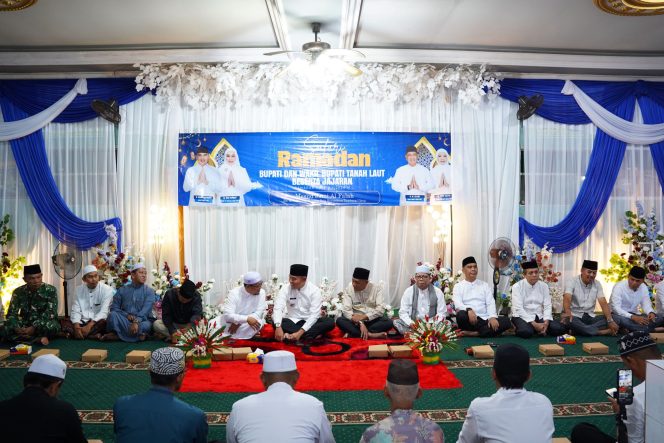 
					Ket.Bupati Tanah Laut, H. Rahmat Trianto, didampingi Ketua TP PKK Hj. Dian Rahmat dan Wakil Bupati HM Zazuli saat dalam rangkaian Safari Ramadan ke-9 di Kecamatan Tambang Ulang. Foto.Ist