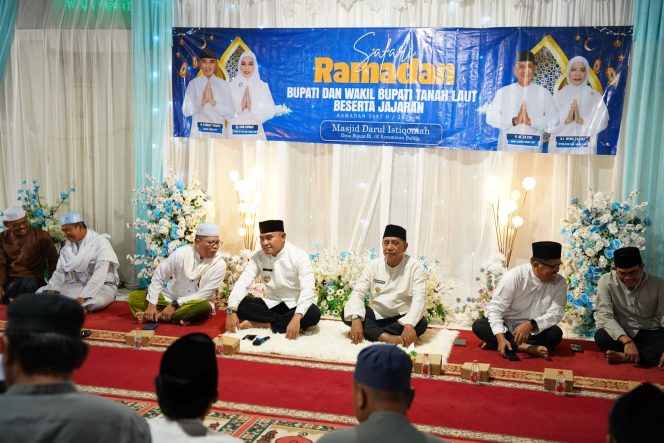 
					Ket.Bupati Tanah Laut H. Rahmat Trianto didampingi Wakil Bupati H. Muhammad Zazuli saat menghadiri kegiatan Safari Ramadhan di Masjid Darul Istiqomah, Desa Bajuin. Foto.Ist
