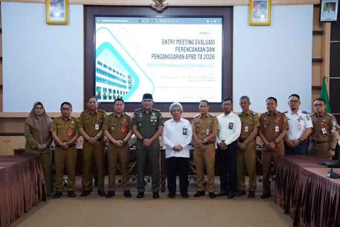 
					Ket.Bupati Tanah Laut, H. Rahmat Trianto serta jajaran Pejabat Tinggi Pratama Kabupaten Tanah Laut saat kegiatan Entry Meeting Evaluasi Perencanaan dan Penganggaran APBD TA 2026, di Pelaihari. Foto.Ist