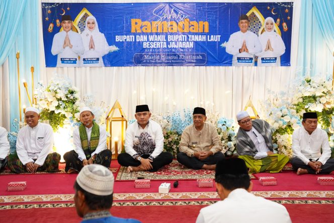 
					Ket.Bupati Tanah Laut H. Rahmat Trianto dan Wakil Bupati saat Safari Ramadan ke-10 di Masjid Husnul Khatimah, Kecamatan Bati-Bati,