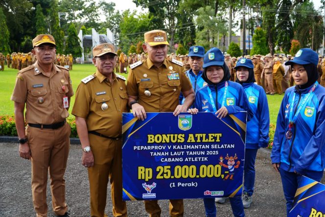 
					Ket. Setelah apel pagi dihari Senin bupati dan wakil bupati tanah laut menyerahkan bonus atlet perparpov. Foto.Istimewa