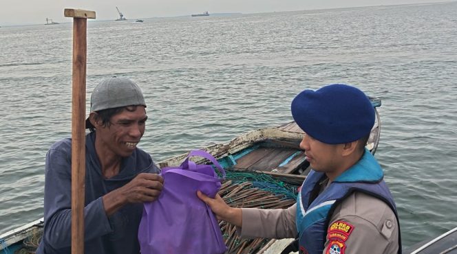 
					Ket.Kehangatan Sat Polairud Polres Kotabaru bagikan Sembako Nelayan Selat Laut. Foto.Ryan Wardani