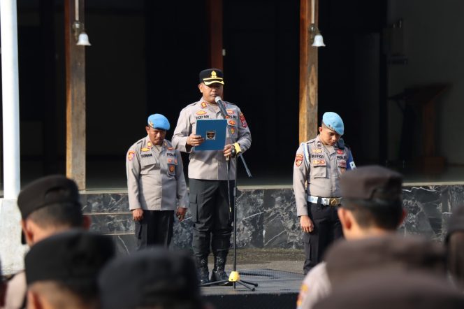 
					Ket.Kapolres Tanah Laut AKBP Ricky Boy Siallagan pimpin apel pagi dan sampai nasehat untuk personal polres tala.Foto.Istimewa