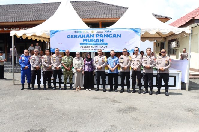 
					Ket.DUKUNG KETAHANAN PANGAN – Kapolres Tanah Laut AKBP Ricky Boy Siallagan didampingi Asisten II Setda Tanah Laut Masturi saat meninjau kesiapan komoditas pangan dalam Bazar GPM Polri 2026. Foto.Istimewa